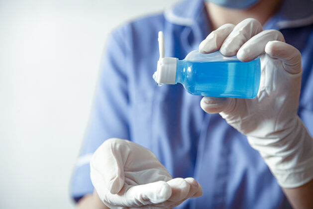 使用戴白手套的医生用洗手液来防止冠状病毒-19的传播向上冠状病毒凝胶