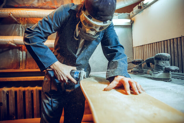 木工使用圆锯切割木板的木匠男工人或手持电动工具的手巧工人的施工详图工业设备电气