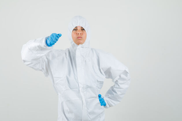 妇女女医生穿着防护服 戴着手套用拳头威胁 看上去很严厉医疗工作人员保健