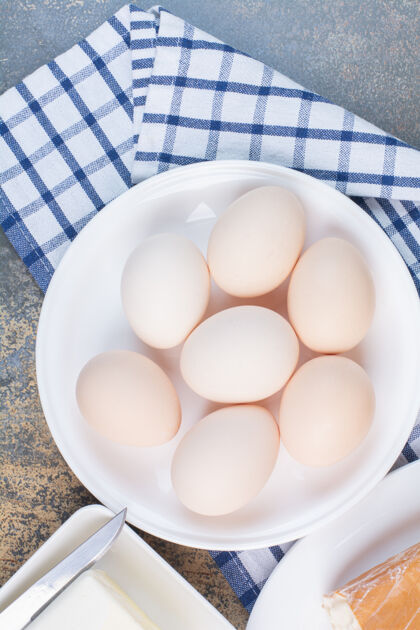 好吃的用桌布在白色盘子上煮鸡蛋好吃的风景食物