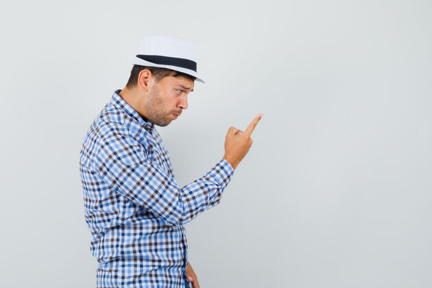 帽子年轻的男性警告用手指在格子衬衫人纸成年人