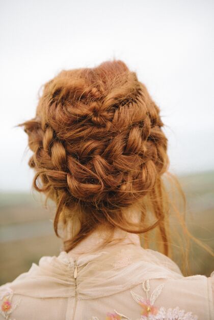年轻美丽的垂直图片编织头发的姜女长袍悬崖看