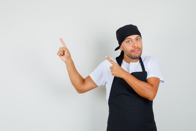 烹饪面包师指着一边 手指在t恤衫上糕点厨师美味