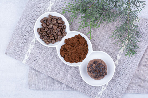 豆子巧克力饼干 可可豆和咖啡豆放在白碗里松树枝咖啡甜点