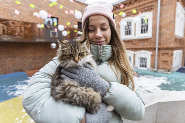 冬天抱着猫的中枪女人衣服笑脸宠物