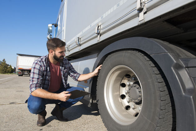步行卡车司机检查轮胎 检查轮胎花纹深度 确保安全行驶运输快速压力