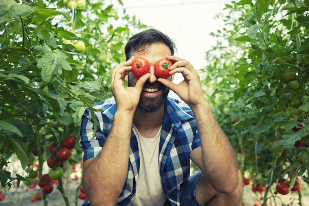 维生素勤劳的农民在花园里用番茄蔬菜做傻脸健康肖像生长