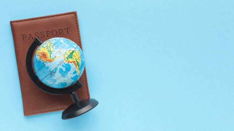 旅行平铺护照和世界地球仪旅游布局旅游