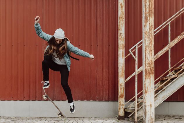城市在户外练习滑板的女选手生活女性生活方式