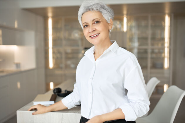 老年中年女性活动经理的肖像 时尚的发型在她的办公室工作自信开朗成人