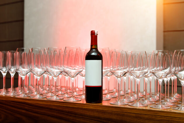 餐厅活动餐饮上的红酒一瓶 空酒杯不少水晶玻璃杯室内