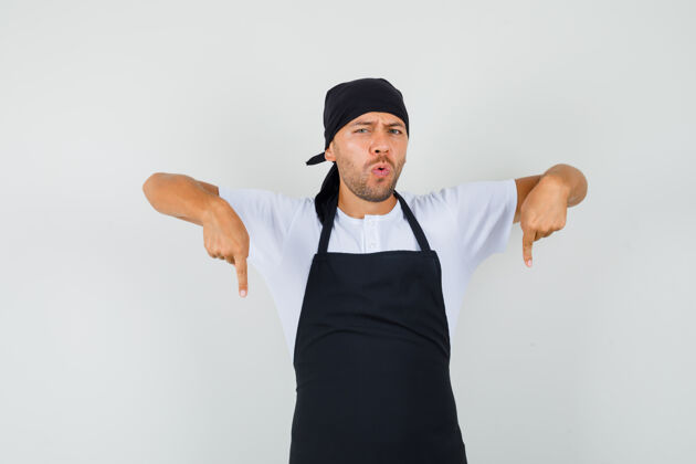 美食家面包师穿着t恤 手指朝下美味糕点烹饪