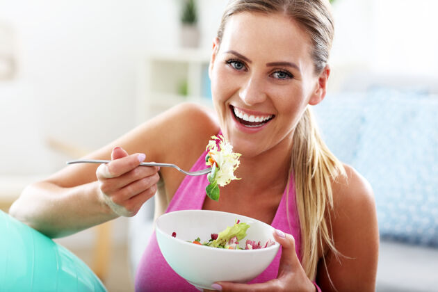 生活方式锻炼后吃健康沙拉的年轻女子女人效果锻炼