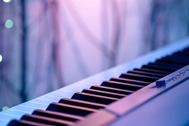 键彩色灯光下的音乐键创意近距离音乐
