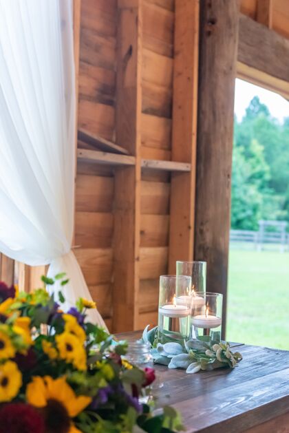 盘子一个美丽的婚礼桌与蜡烛和五颜六色的花卉花色设置垂直拍摄餐饮宴会优雅