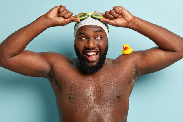 游泳快乐的非洲裔美国人精神高昂的水平镜头 调整游泳的护目镜胡茬健身湿