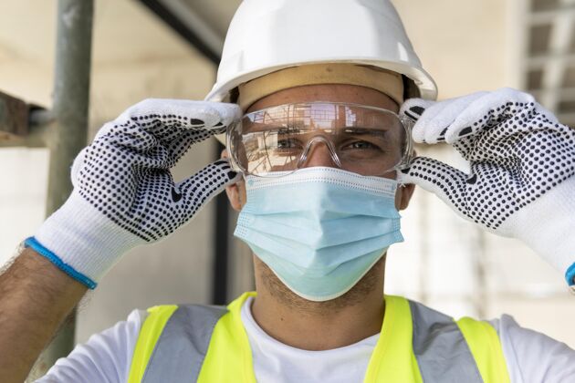 设备工地上戴安全眼镜的工人建筑工作男性