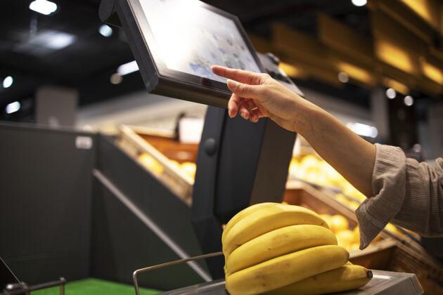 购买在超市里测量水果重量的特写镜头室内模型消费者