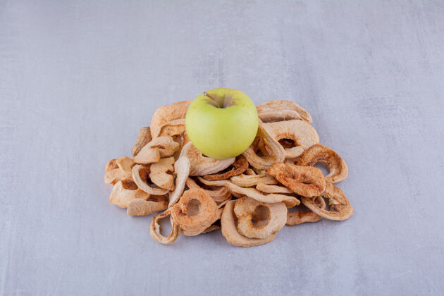 健康一小堆干苹果片 上面有一个苹果 背景是白色的新鲜油炸切片