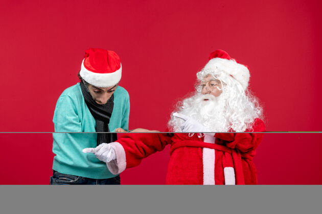 快乐正面图圣诞老人与年轻男性互动互动情感圣诞老人