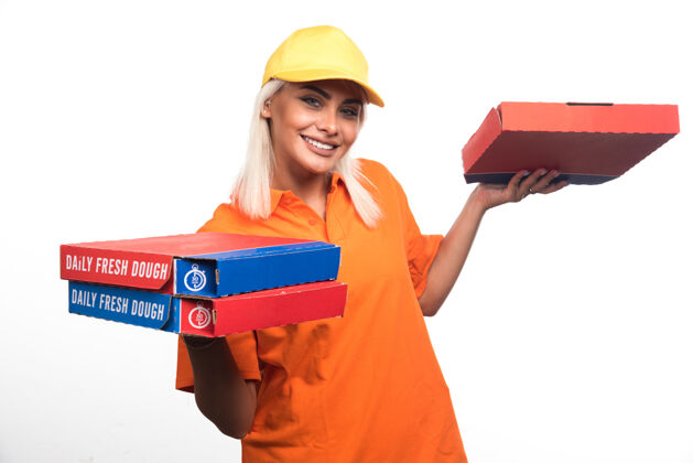 笑送比萨饼的女人拿着白色背景的比萨饼微笑着高质量的照片手积极女性