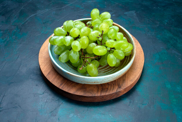 香草半顶视图新鲜的绿色葡萄醇厚和多汁的水果在深蓝色桌板内葡萄健康水果
