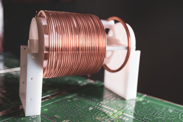 复杂近距离的铜线线圈站在一个大型微电路对现代电子设备强大的振荡电路和高频元件细节电线电源