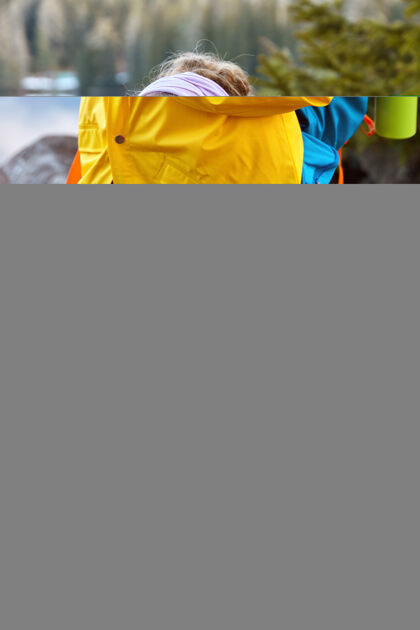 牙套一个可爱的女人 满脸欢喜 穿着黄色雨衣 背着背包登山者杉木热水瓶