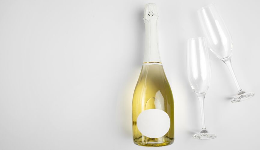 庆祝带模型的香槟瓶酒精新年前夜新年