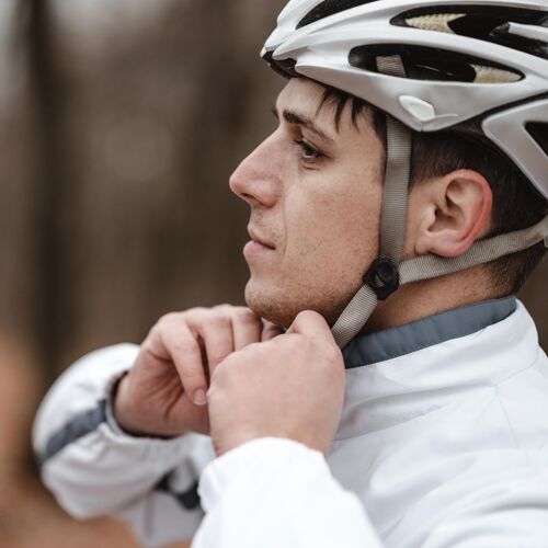 骑自行车侧视图骑自行车的人戴上安全帽户外活动自行车