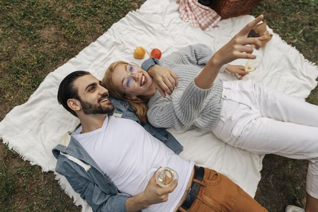 假日顶视图情侣一起在外面野餐年轻本地假日男人