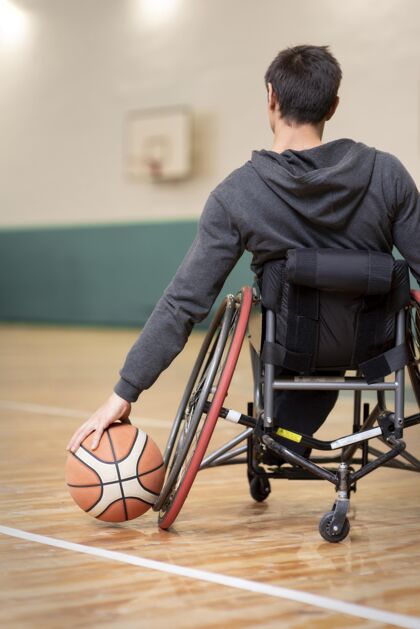 身体特写残疾人拿着篮球残疾人轮椅坐着