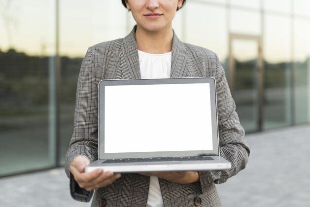 女人拿着模拟笔记本电脑工作的女人网络设备起来