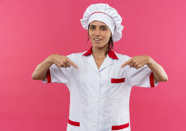 分穿着厨师制服的年轻女厨师高兴地指着自己的复印空间穿女厨师