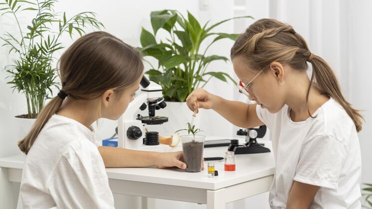 学习侧视图女孩学习科学与植物显微镜孩子分析