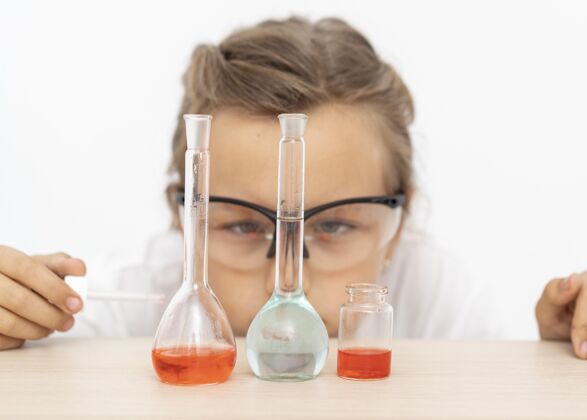 试管用试管做化学实验的女孩测试学习研究