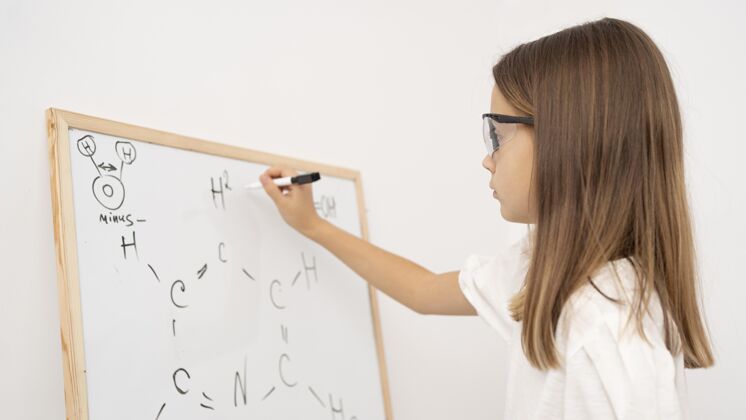 教育女孩用白板学习科学的侧视图女孩安全知识