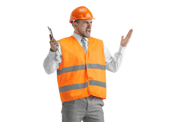 建设者穿着建筑背心和橙色头盔的建筑工人站在白色的工作室里工程男人工人