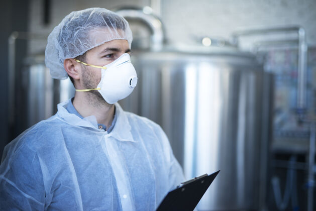 集中在食品加工厂工作的医疗生产技术人员检查质量和分销人化学品肖像