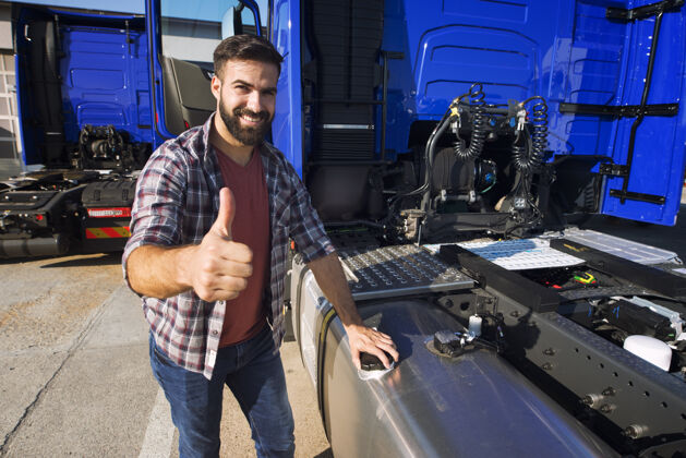 车辆卡车司机打开油箱给卡车加油 竖起大拇指货代天然气人