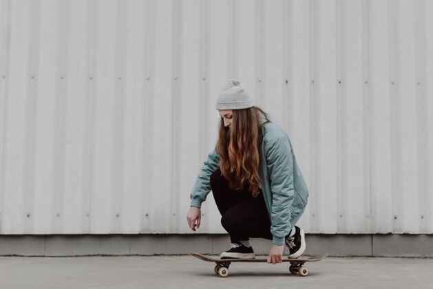 滑板在城里玩滑板的女孩滑板女孩生活生活方式