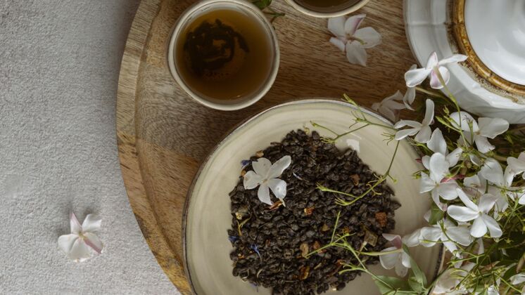 新鲜平放茶杯和鲜花视野健康分类