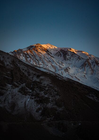 白斯皮提美丽的岩石山垂直拍摄景单峰