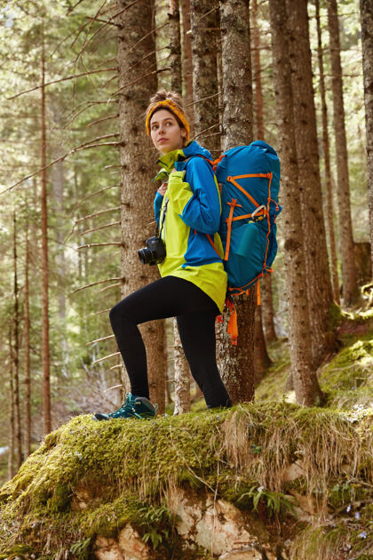 背包运动 娱乐和野营的概念积极的女性远足者克服长距离 穿着舒适的衣服腿拍摄克服远足距离