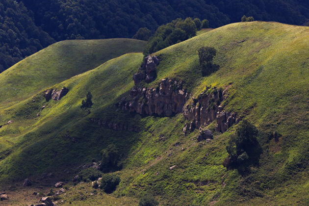 风景俯瞰群山和长满青草的草地摄于俄罗斯高加索地区高山自然高山