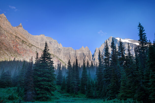 山峰风景如画的岩石山峰冰川国家公园 蒙大拿州 美国景观冰川国家公园和平