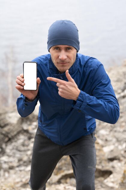 运动员跑步者在大自然中展示空白手机健康健身健身