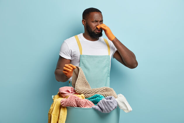 篮子年轻的非洲裔美国人在洗衣服毛巾男人摆姿势