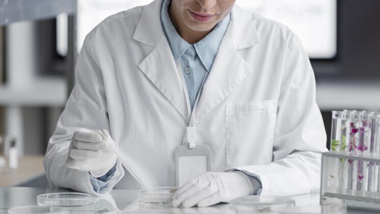 生物学女研究员在实验室里拿着试管分析水平实验