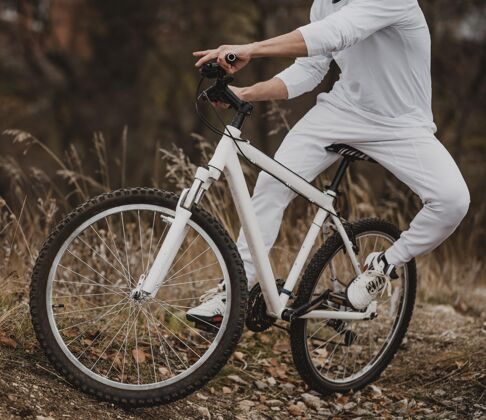 活跃穿白衣服骑自行车的人骑爱好活动